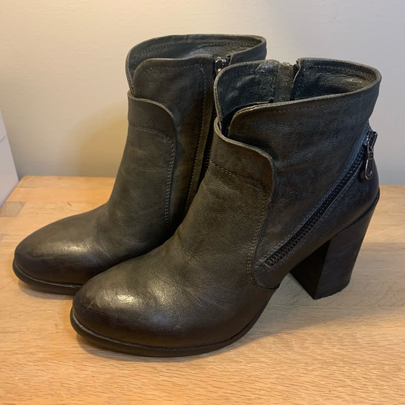 Grey leather zip booties. Size 38.5. Italian made. - Picture 4 of 10